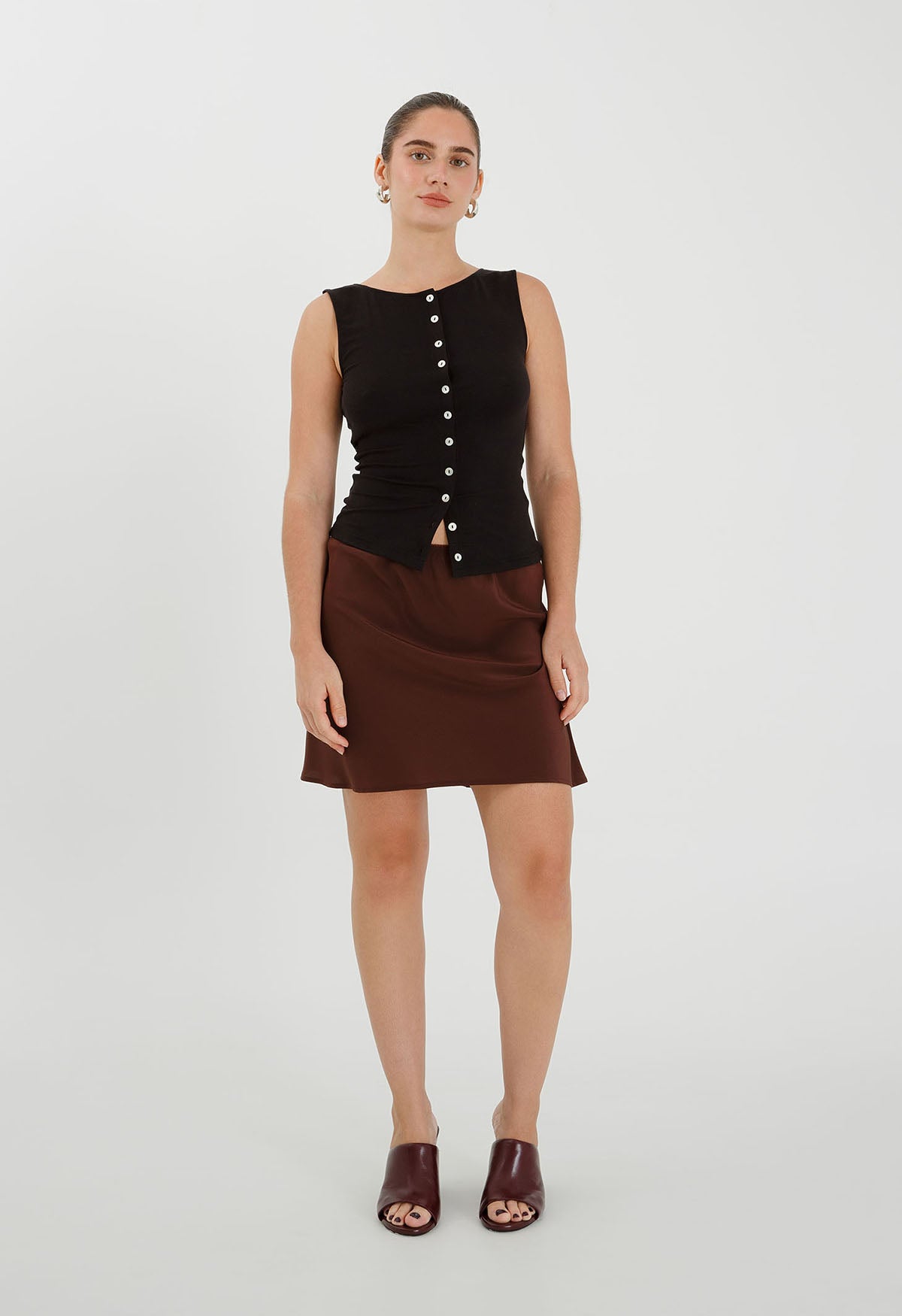 Button-Through Tank Nera