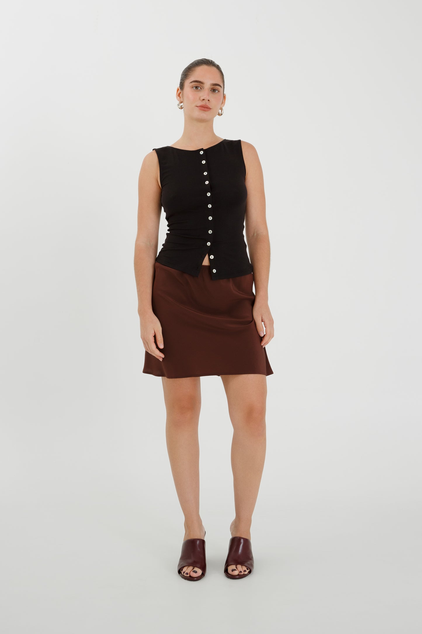 Button-Through Tank Nera